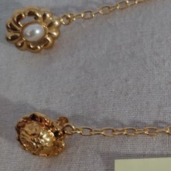 Vintage set of two gold tone sweater clips. - Picture 2 of 3